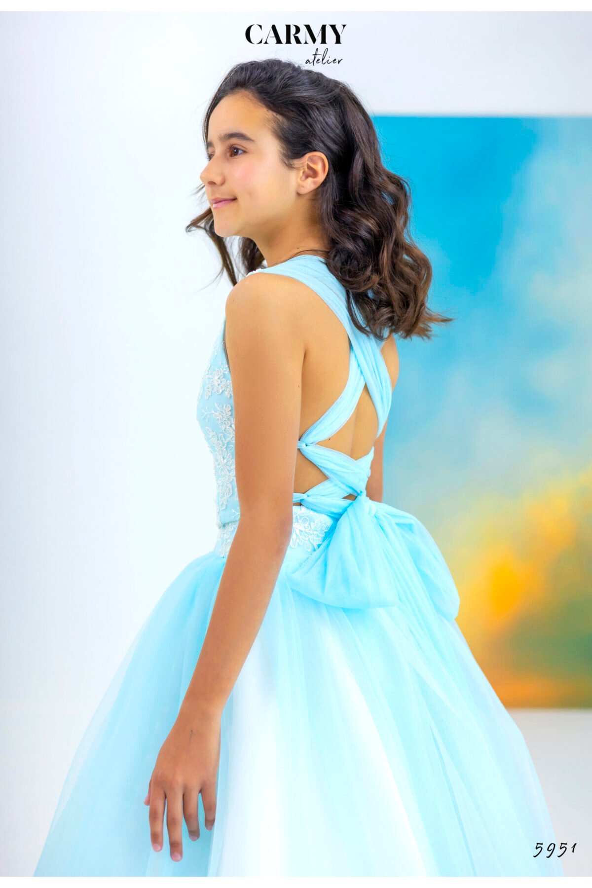 Vestido infantil azul claro con tirantes cruzados en la espalda