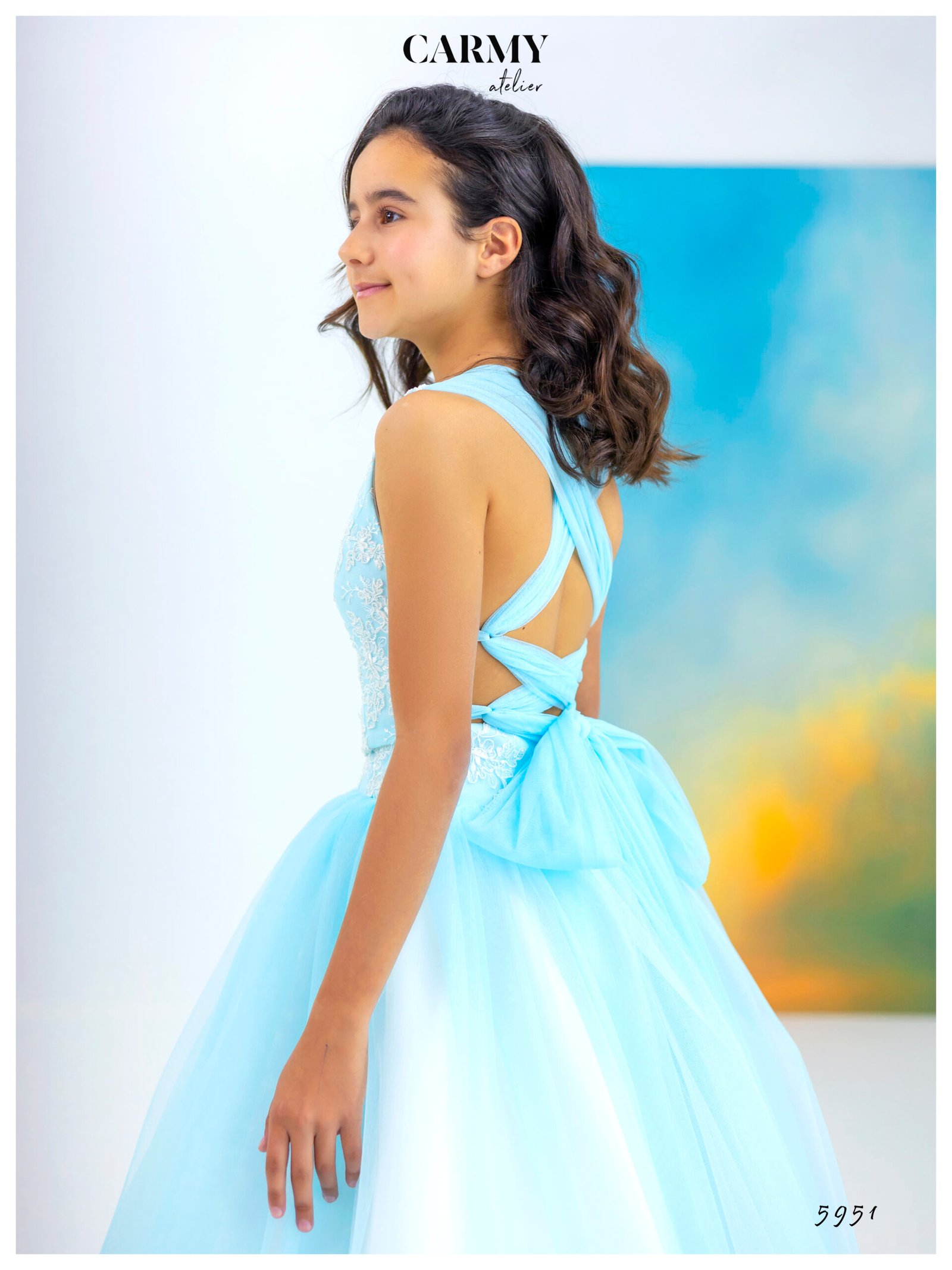 Vestido infantil azul claro con tirantes cruzados en la espalda