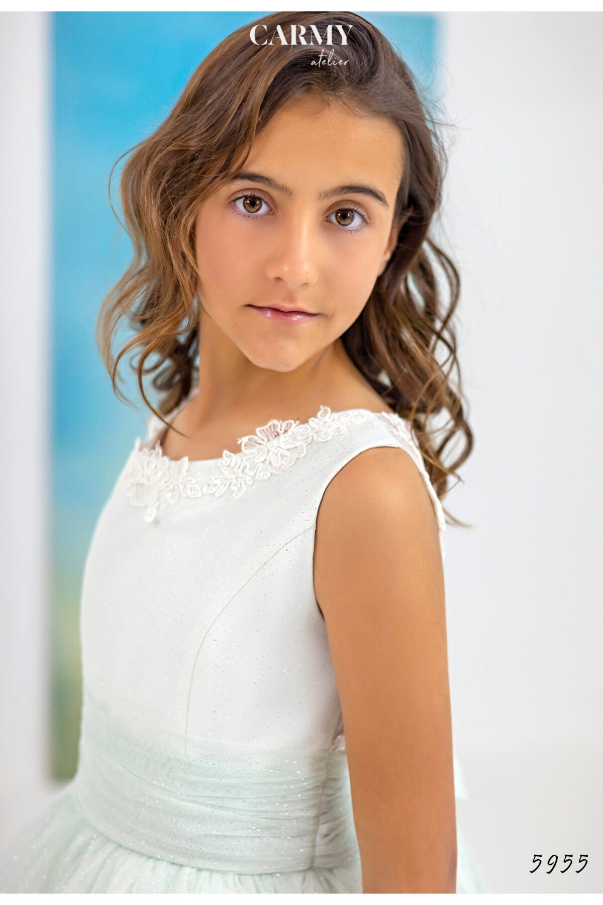 Primer plano de vestido infantil blanco con detalle en el cuello