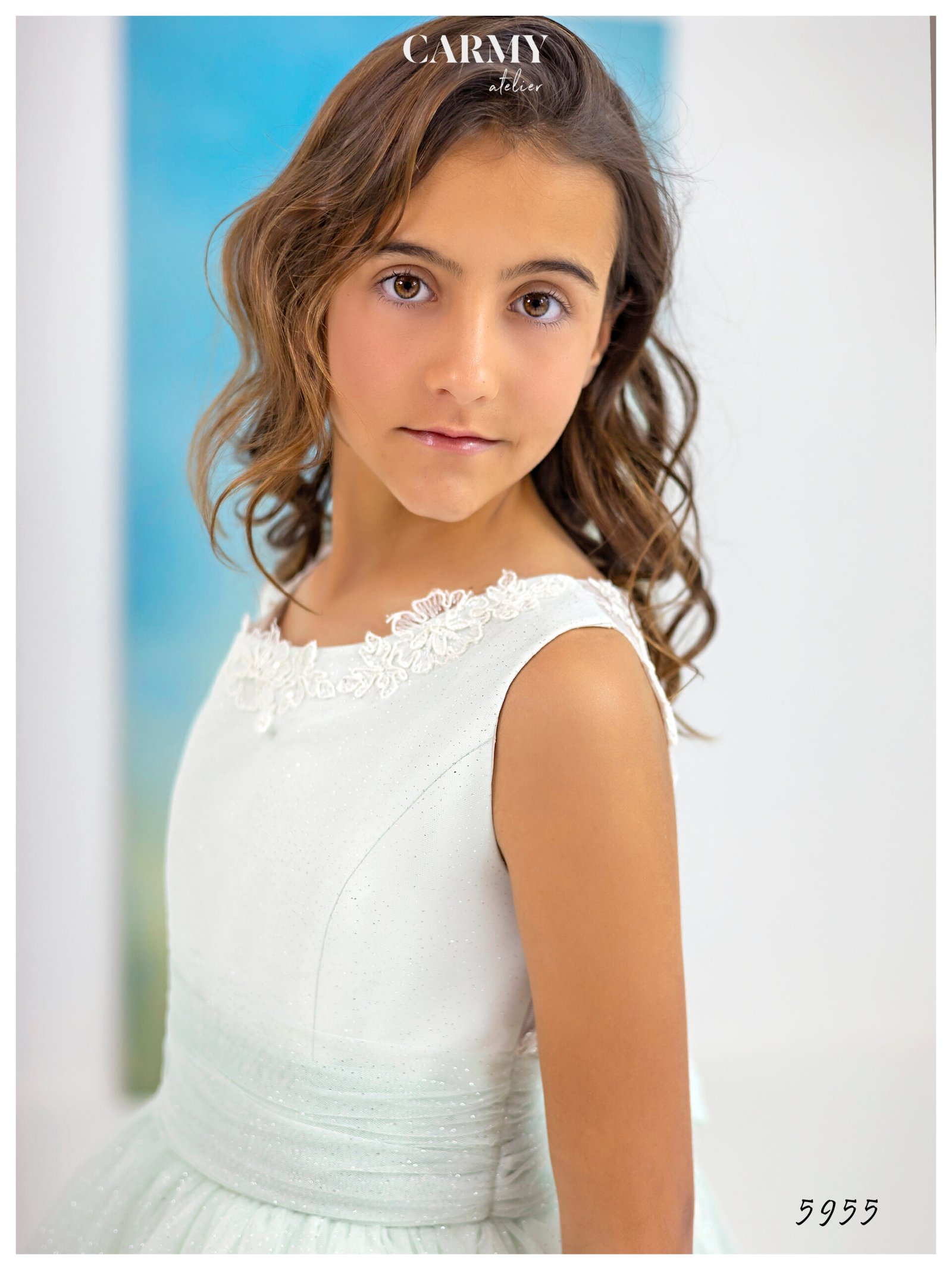 Primer plano de vestido infantil blanco con detalle en el cuello